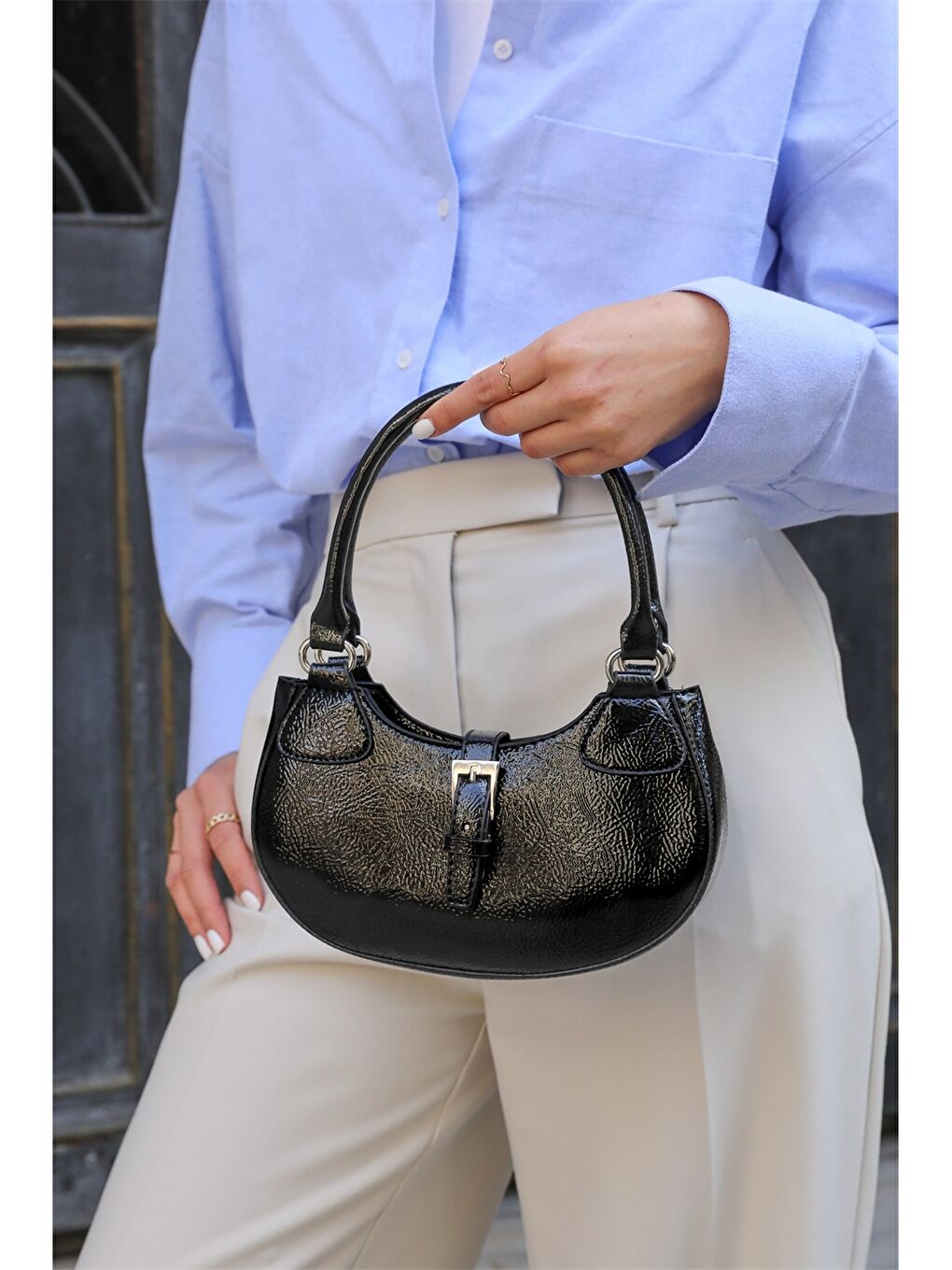 Siyah Deri Görünümlü Toka Detaylı Kadın Kol Çantası-2