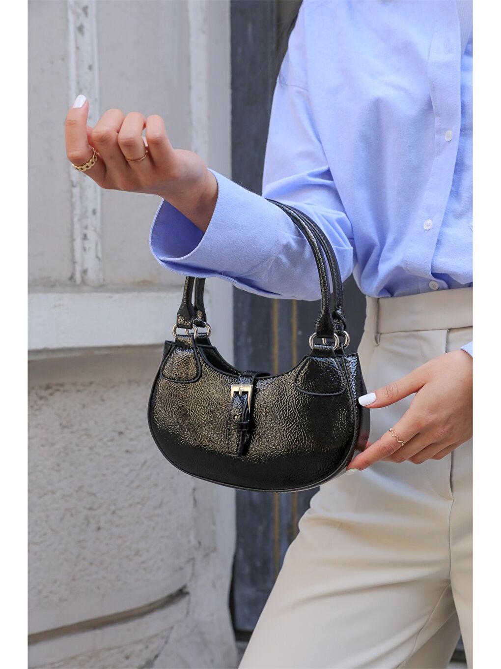 Siyah Deri Görünümlü Toka Detaylı Kadın Kol Çantası-3