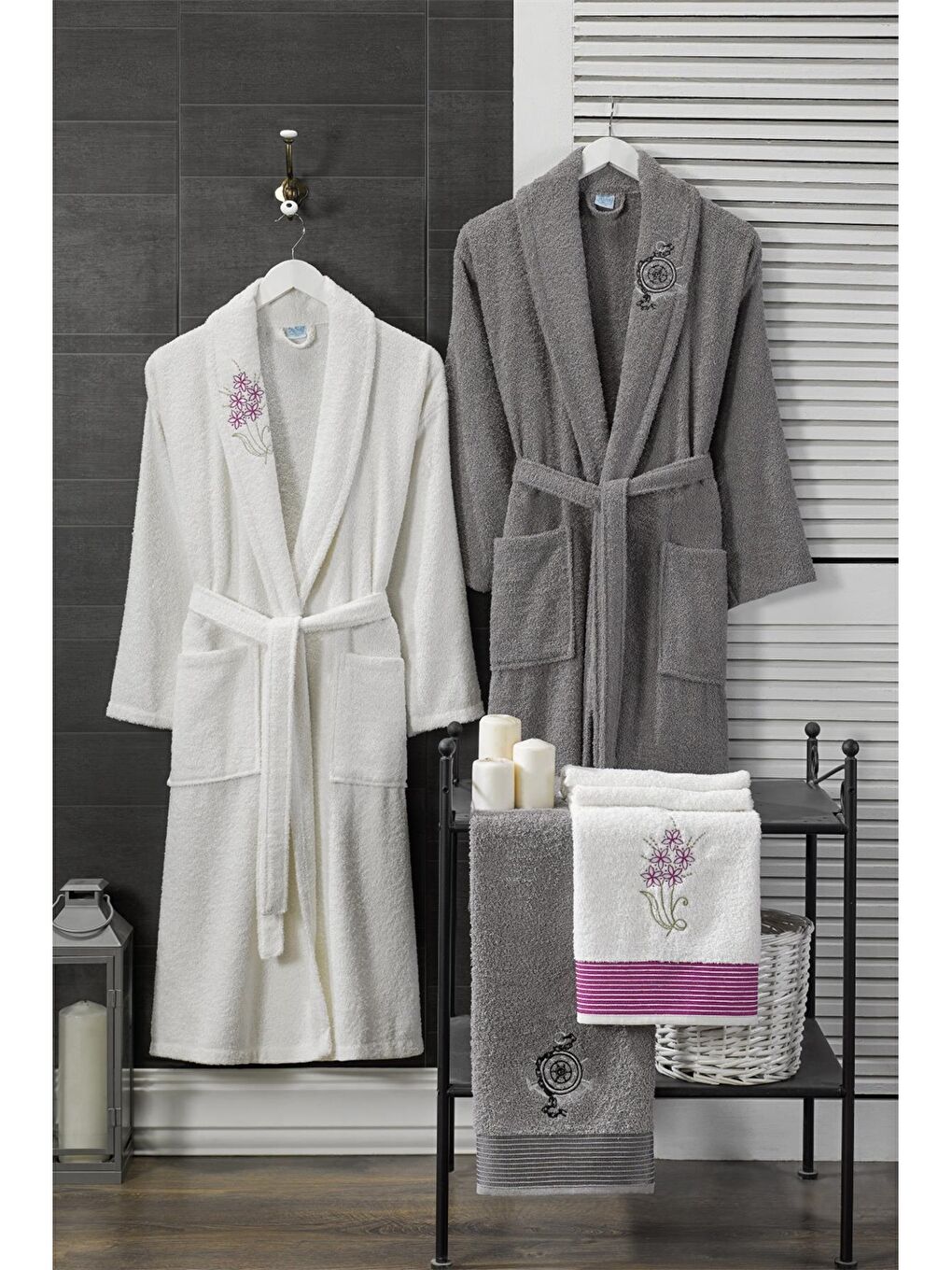 Karışık Pamuklu Nakışlı 4 Parça Aile Bornoz Seti