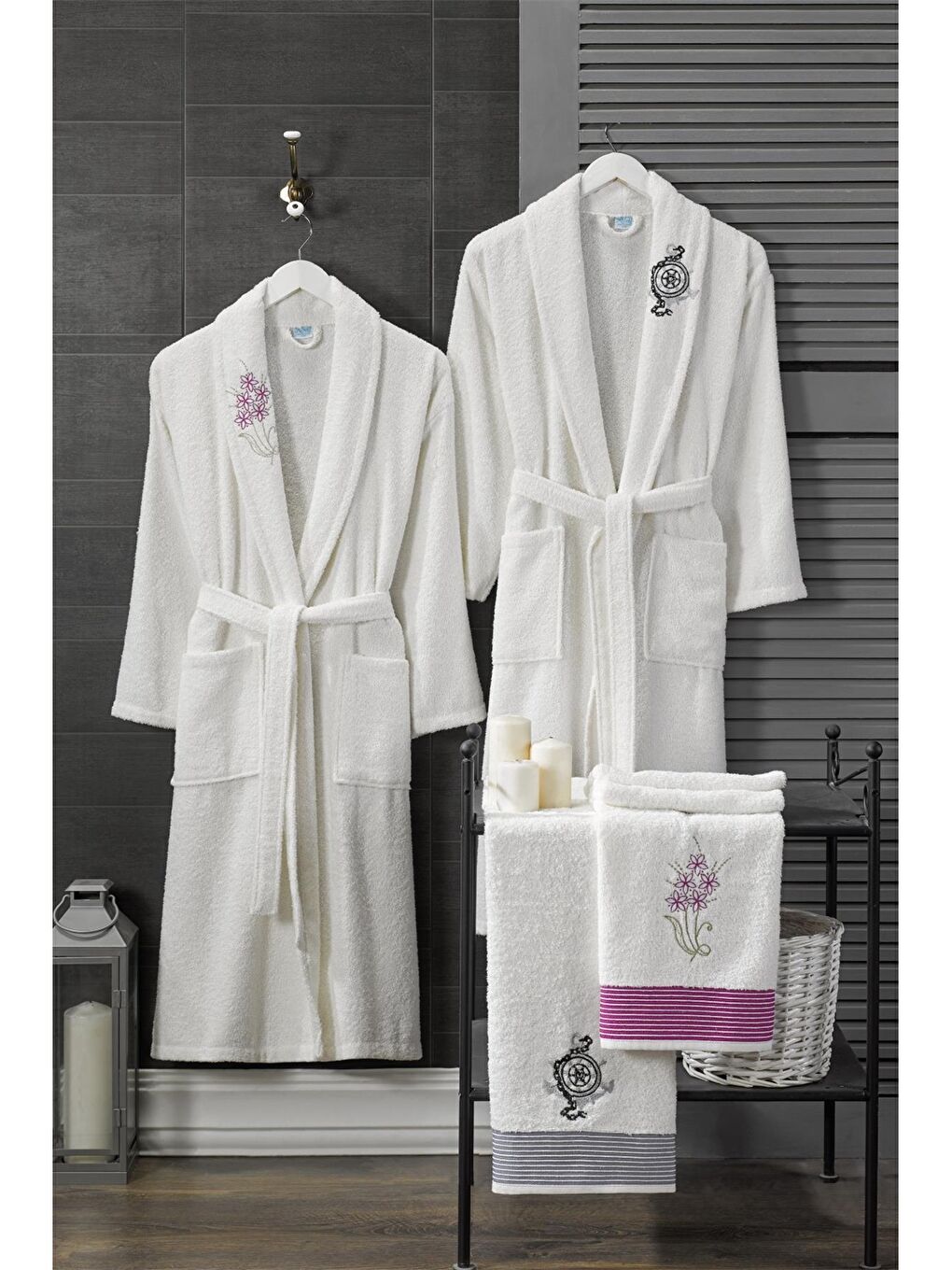 Karışık Pamuklu Nakışlı 4 Parça Aile Bornoz Seti