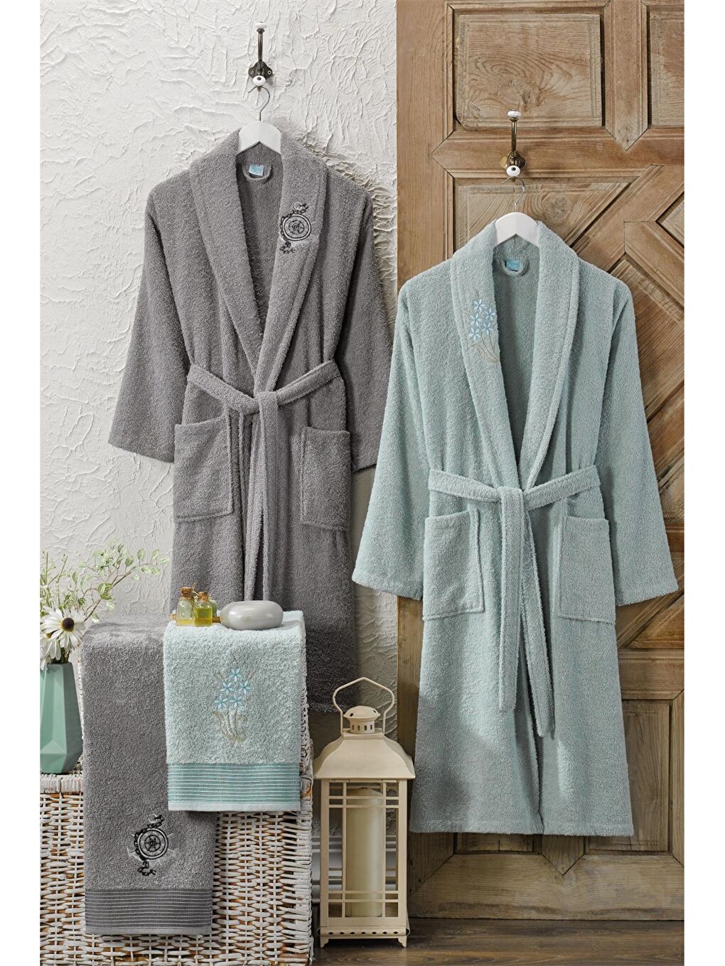 Karışık Pamuklu Nakışlı 4 Parça Aile Bornoz Seti