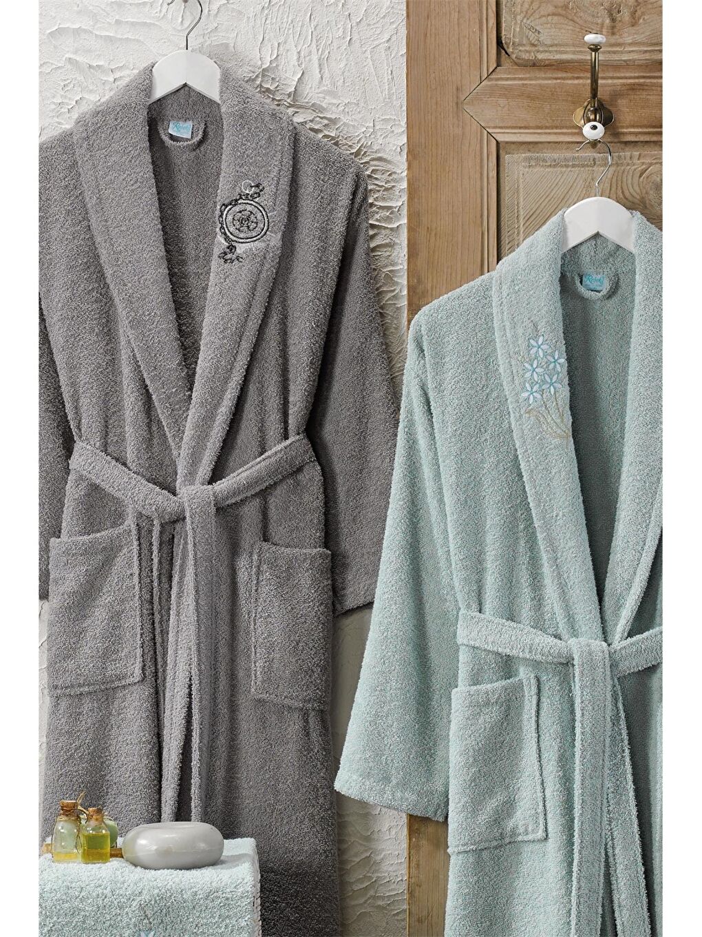 Karışık Pamuklu Nakışlı 4 Parça Aile Bornoz Seti-1