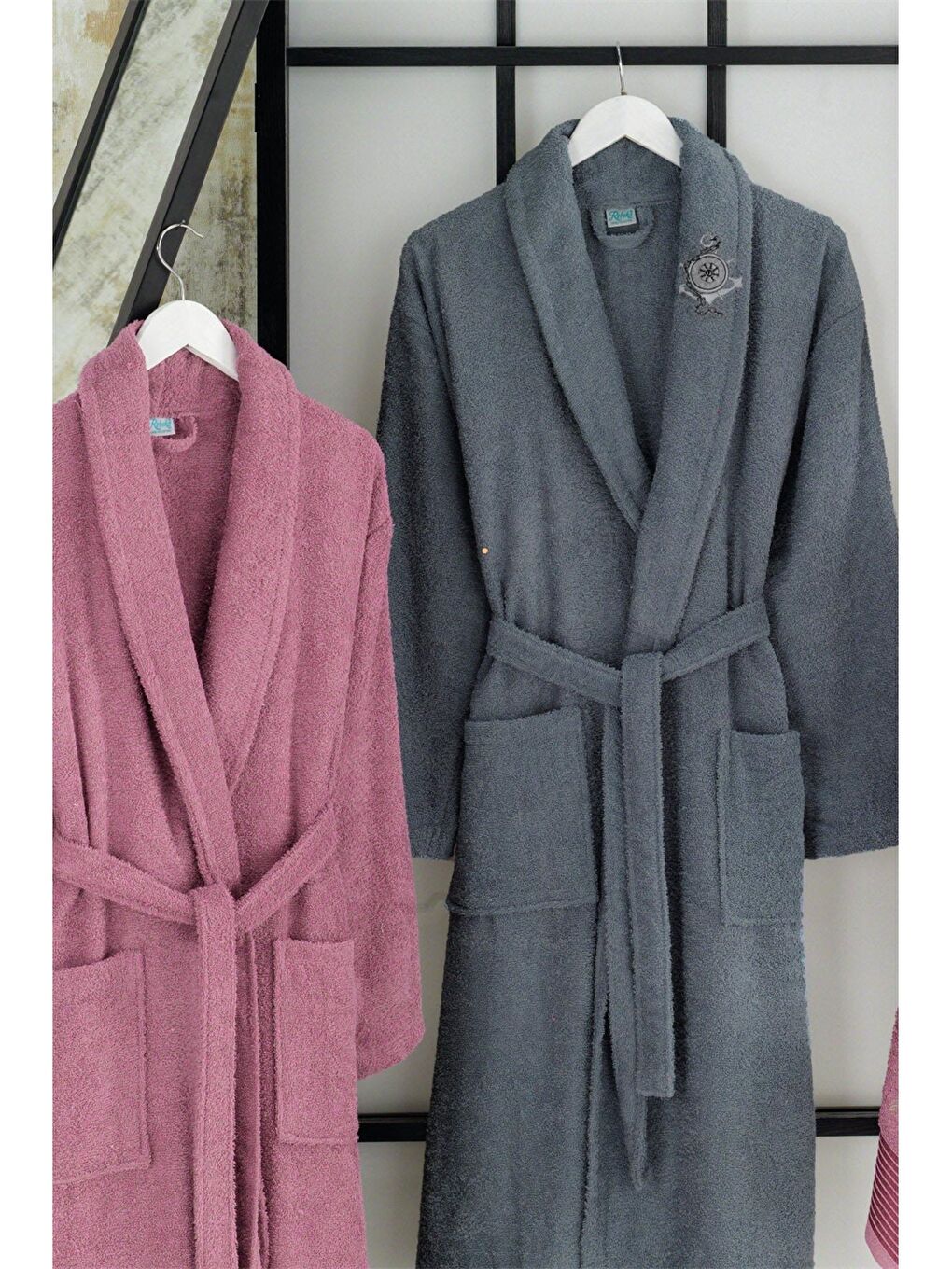 Karışık Pamuklu Nakışlı 4 Parça Aile Bornoz Seti-1