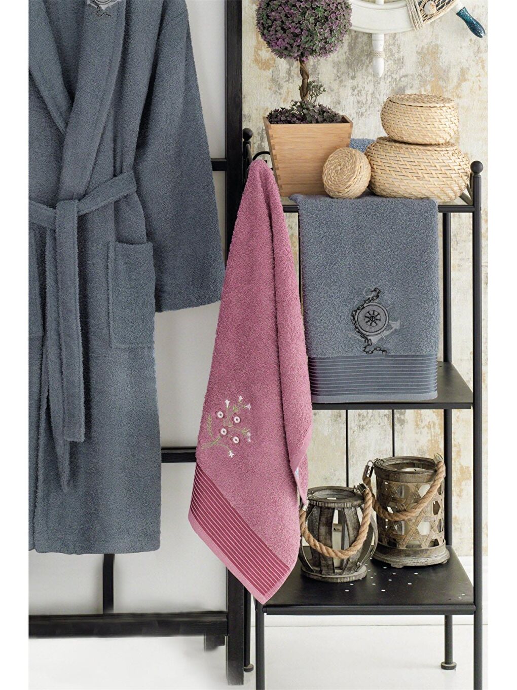 Karışık Pamuklu Nakışlı 4 Parça Aile Bornoz Seti-2