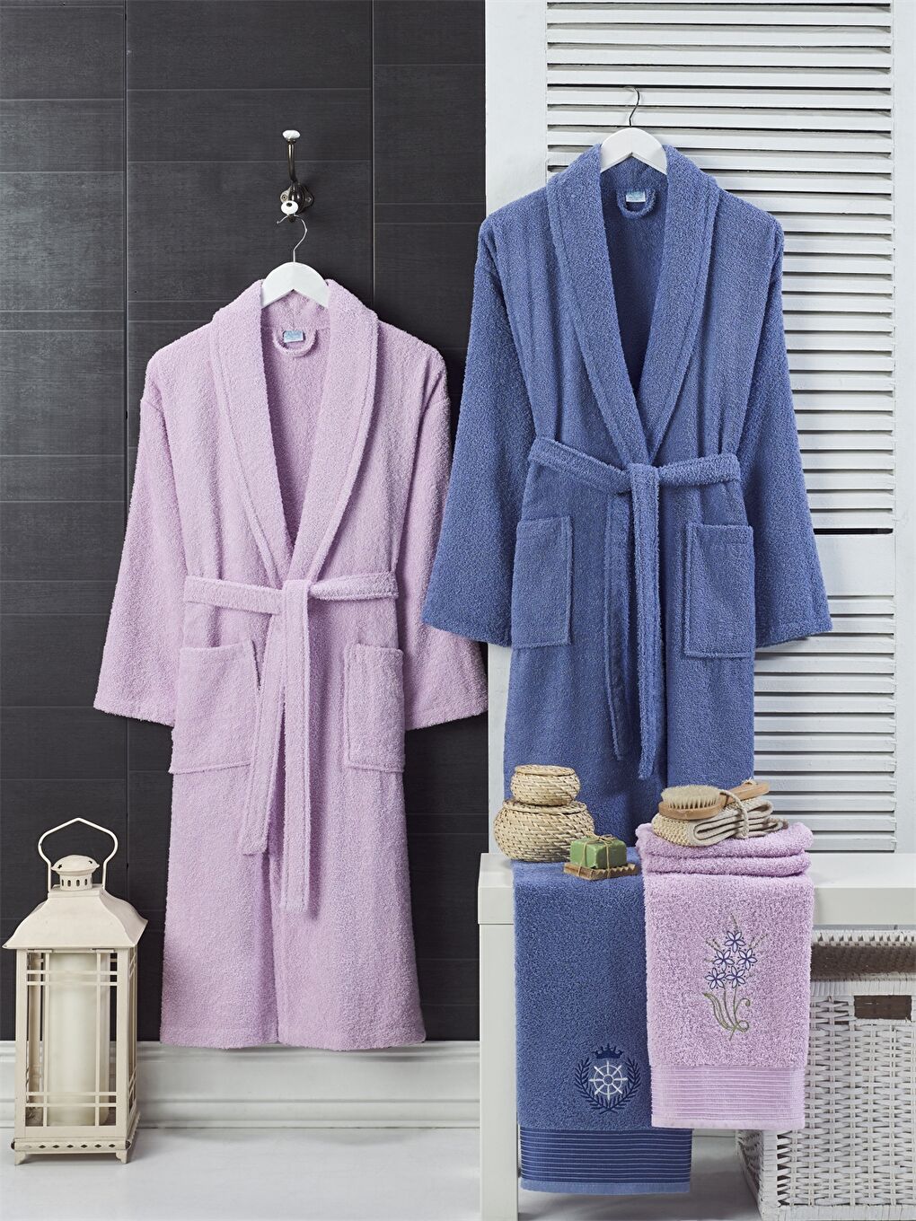 Karışık Pamuklu Nakışlı 4 Parça Aile Bornoz Seti