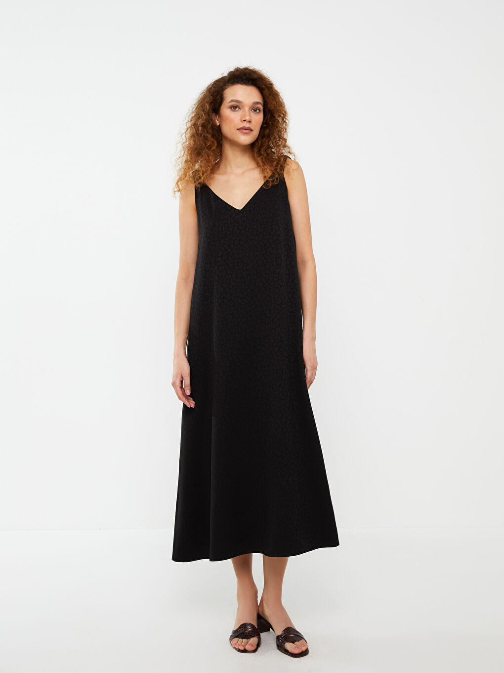 Siyah V Yaka Desenli Askılı Kadın Elbise