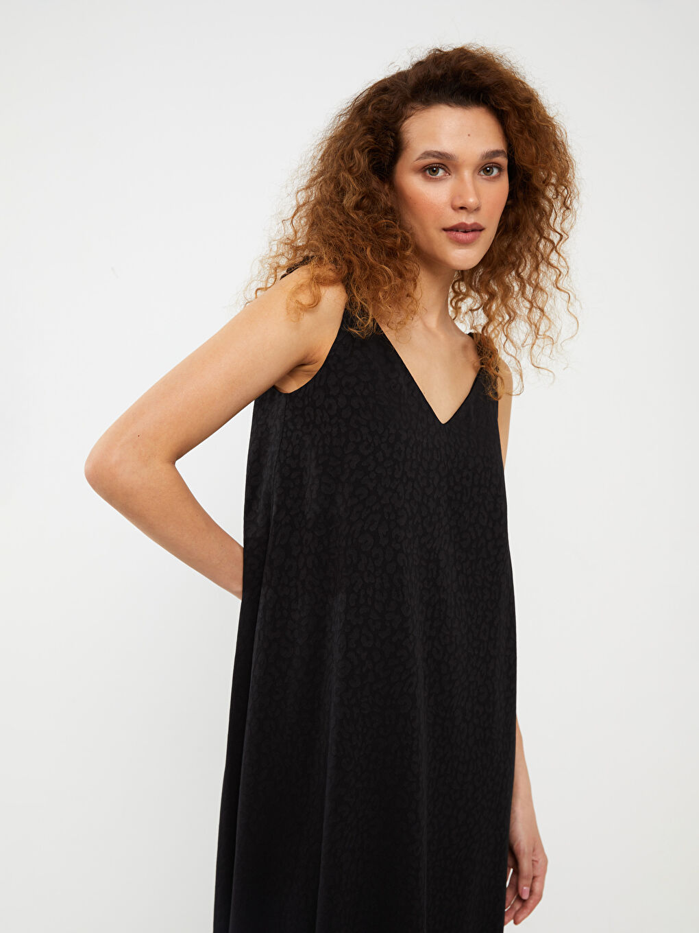 Siyah V Yaka Desenli Askılı Kadın Elbise-1