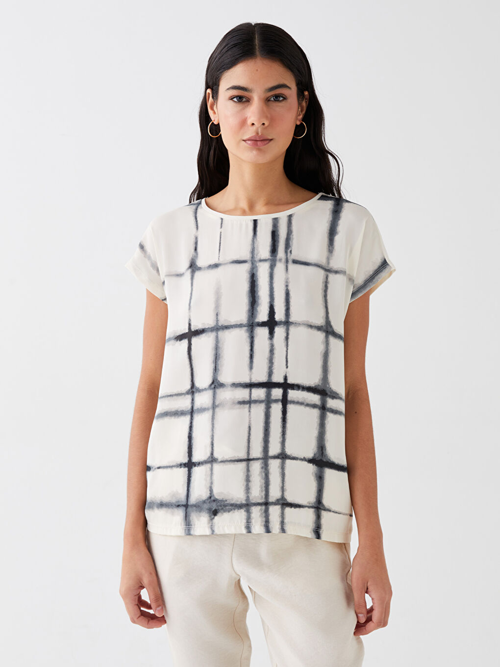 Bisiklet Yaka Desenli Kısa Kollu Kadın Tişört