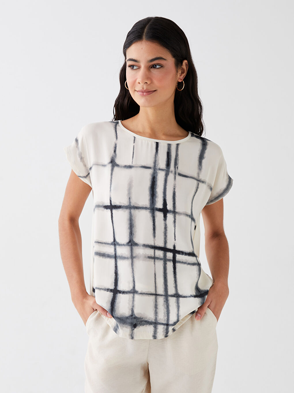 Bisiklet Yaka Desenli Kısa Kollu Kadın Tişört-1