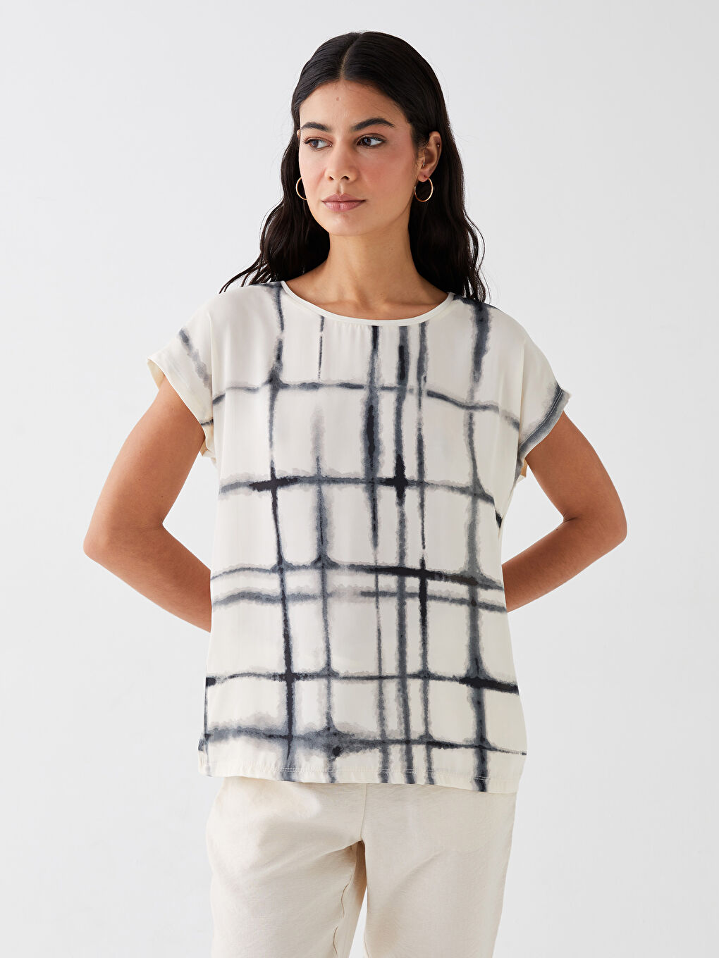 Bisiklet Yaka Desenli Kısa Kollu Kadın Tişört-2