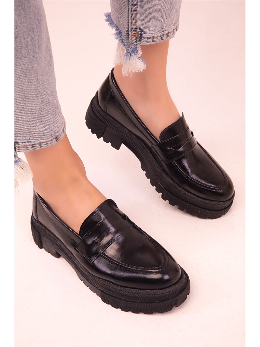 Siyah Deri Görünümlü Kadın Loafer Ayakkabı-2