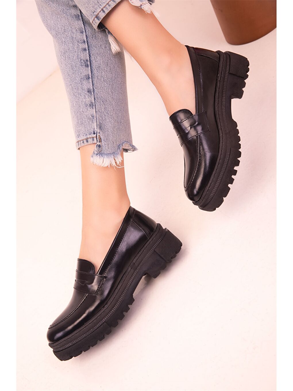 Siyah Deri Görünümlü Kadın Loafer Ayakkabı-3