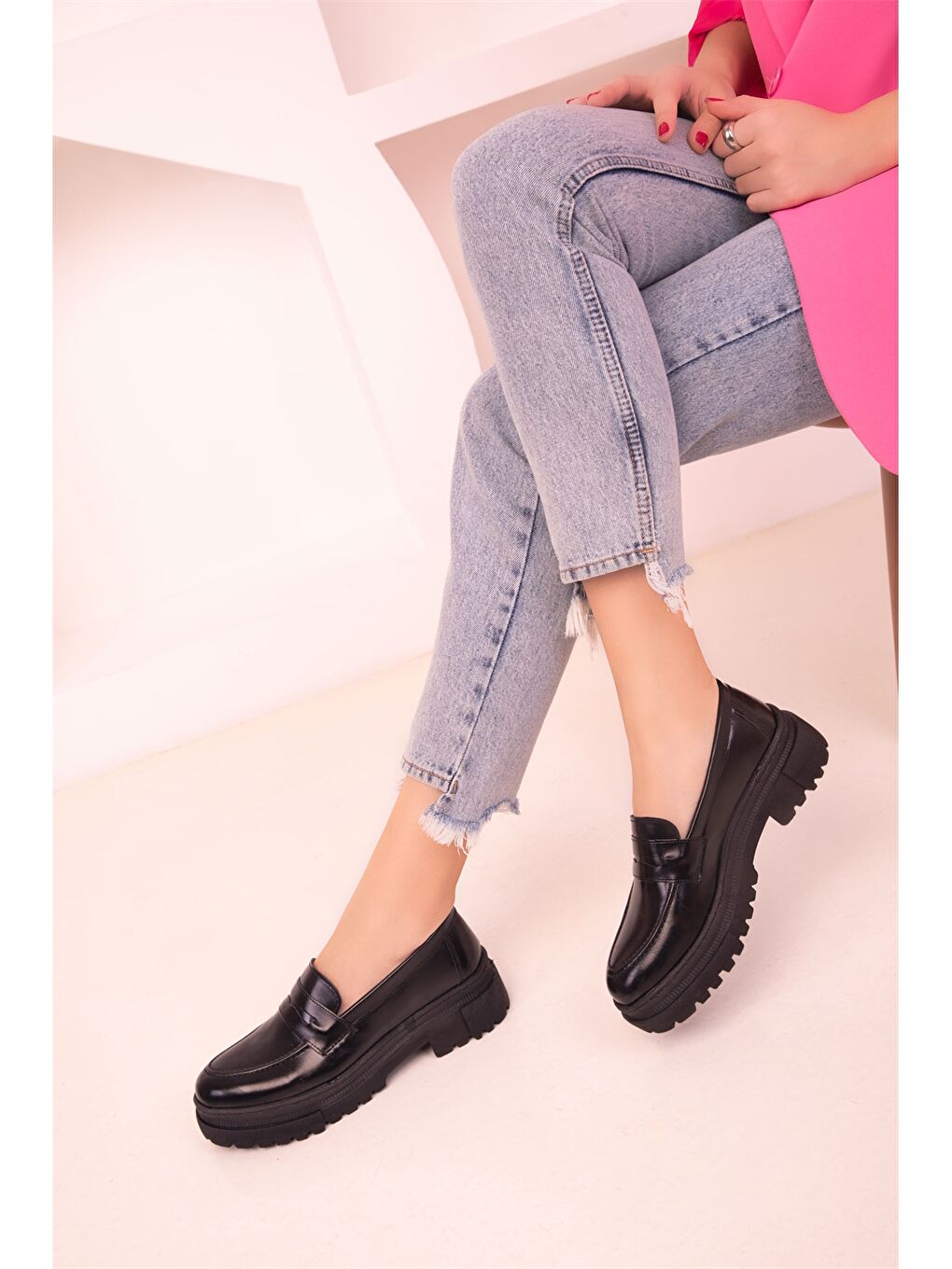 Siyah Deri Görünümlü Kadın Loafer Ayakkabı