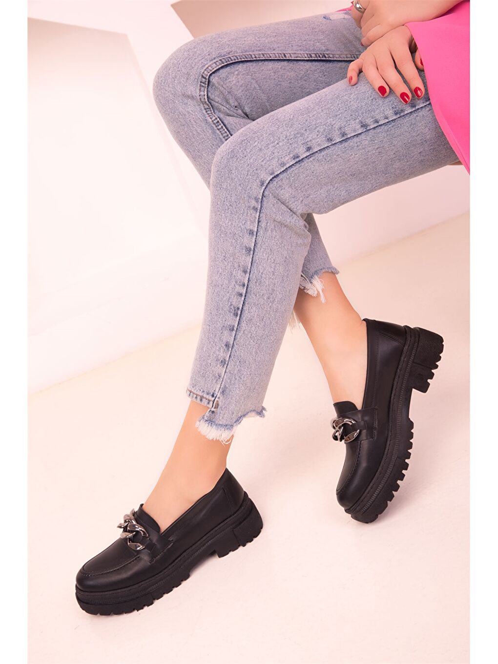 Siyah Deri Görünümlü Aplike Detaylı Kadın Loafer Ayakkabı-1