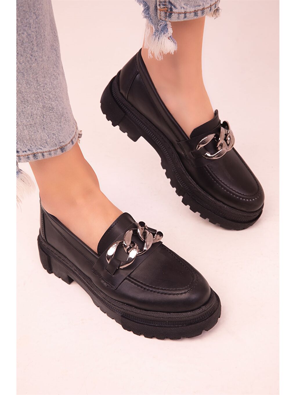 Siyah Deri Görünümlü Aplike Detaylı Kadın Loafer Ayakkabı-2