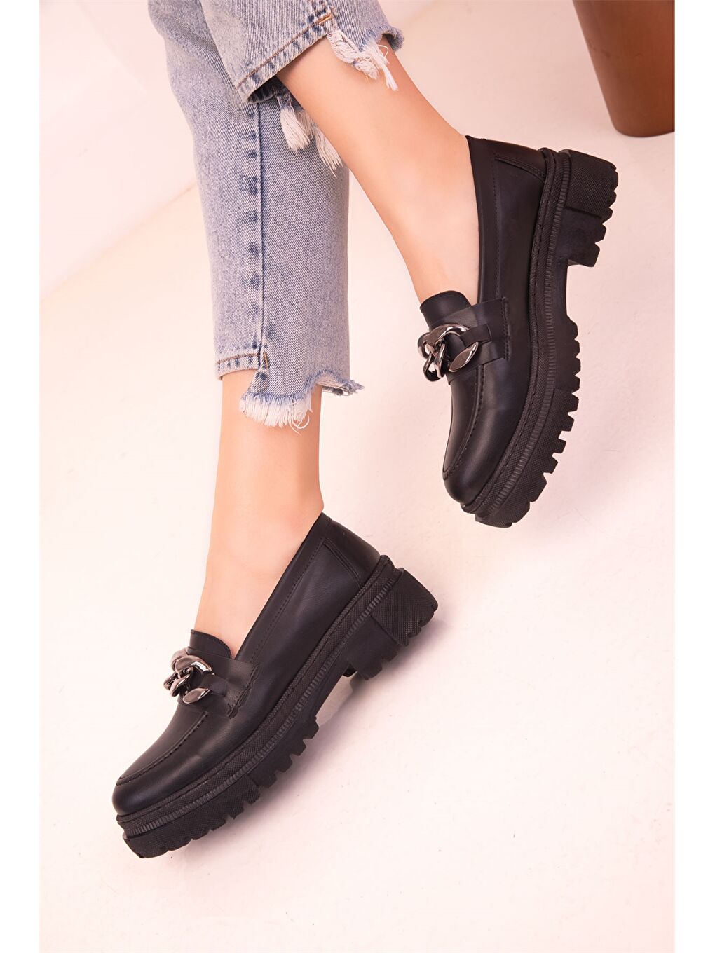 Siyah Deri Görünümlü Aplike Detaylı Kadın Loafer Ayakkabı-3