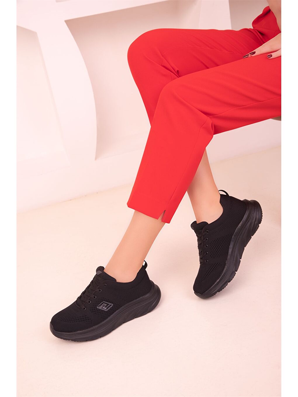 Siyah Bağcıklı Kadın Spor Ayakkabı-1