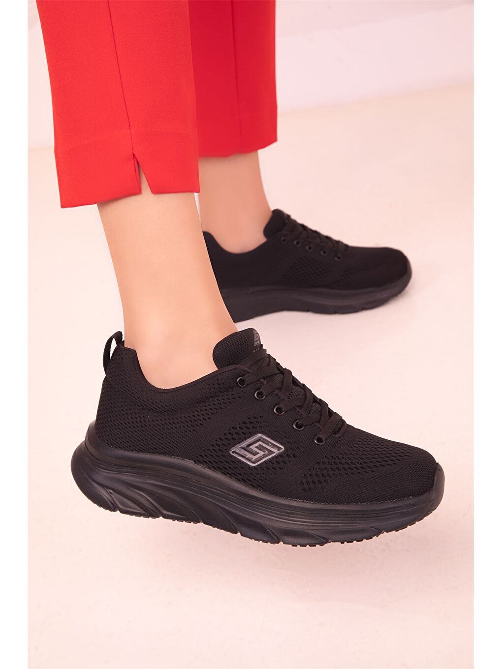 Siyah Bağcıklı Kadın Spor Ayakkabı-3