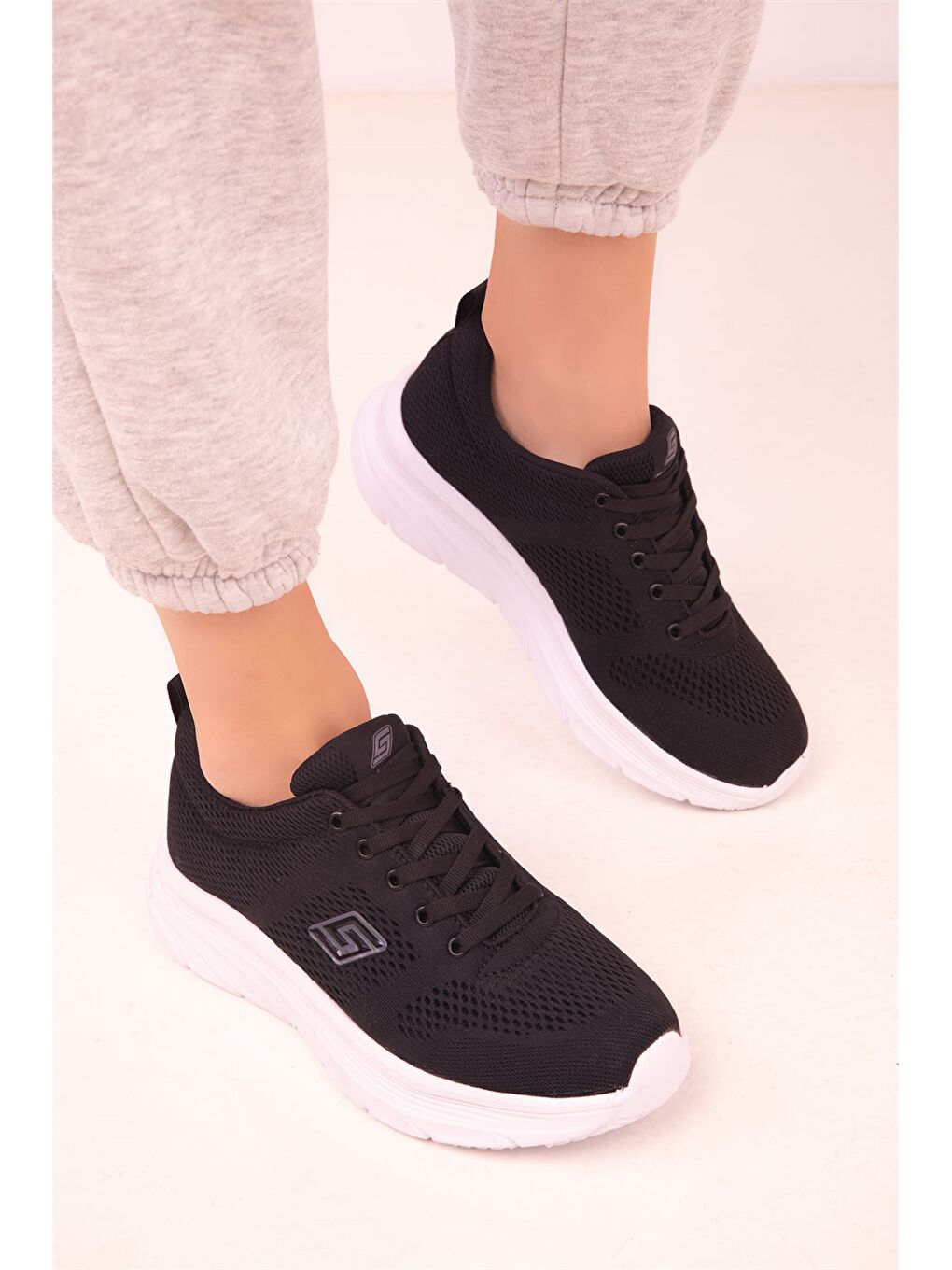 Siyah Bağcıklı Kadın Spor Ayakkabı-1