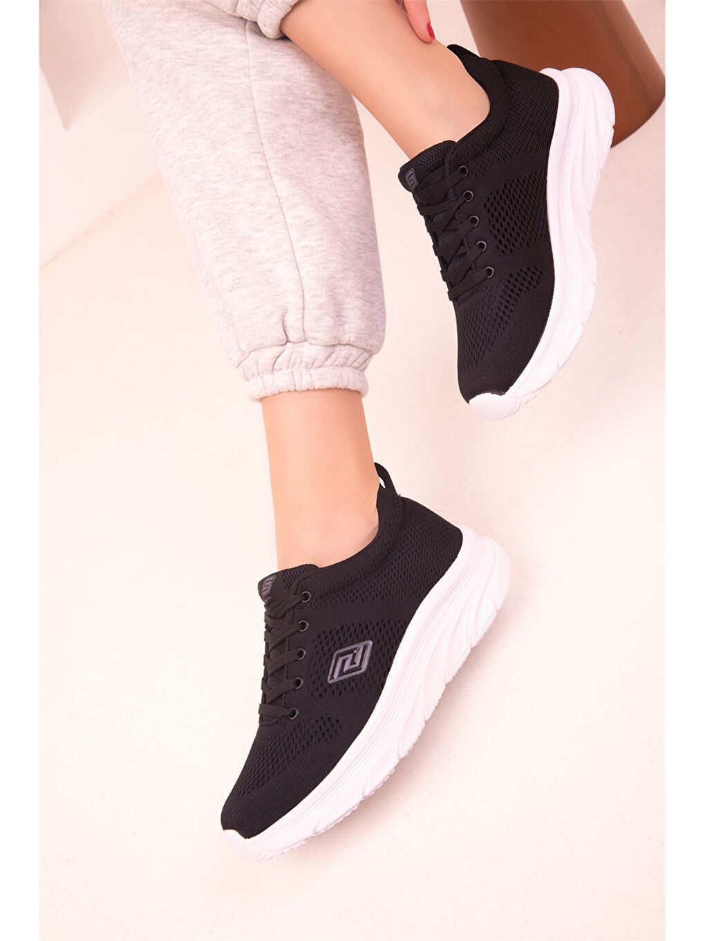 Siyah Bağcıklı Kadın Spor Ayakkabı-2