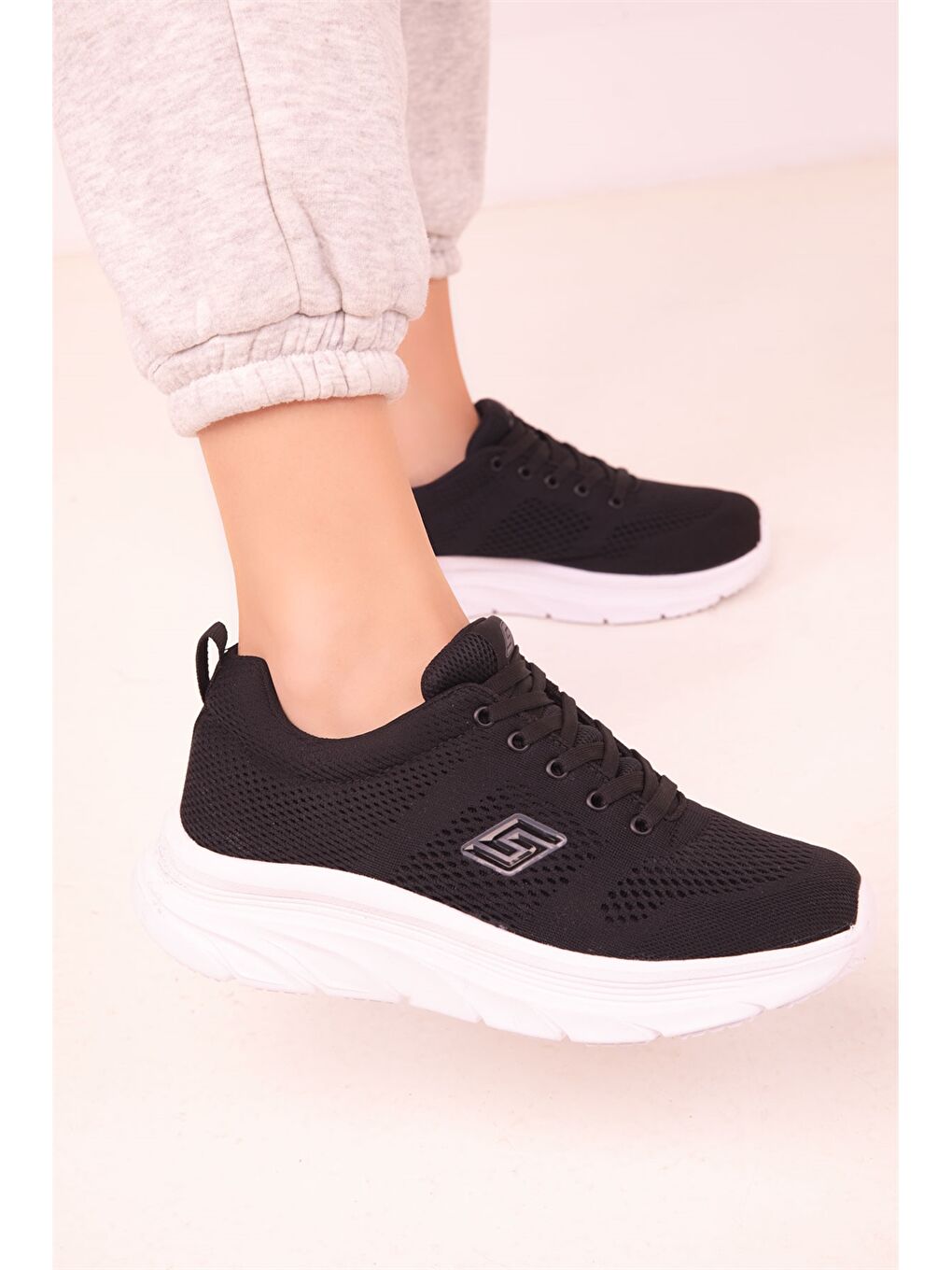 Siyah Bağcıklı Kadın Spor Ayakkabı-3