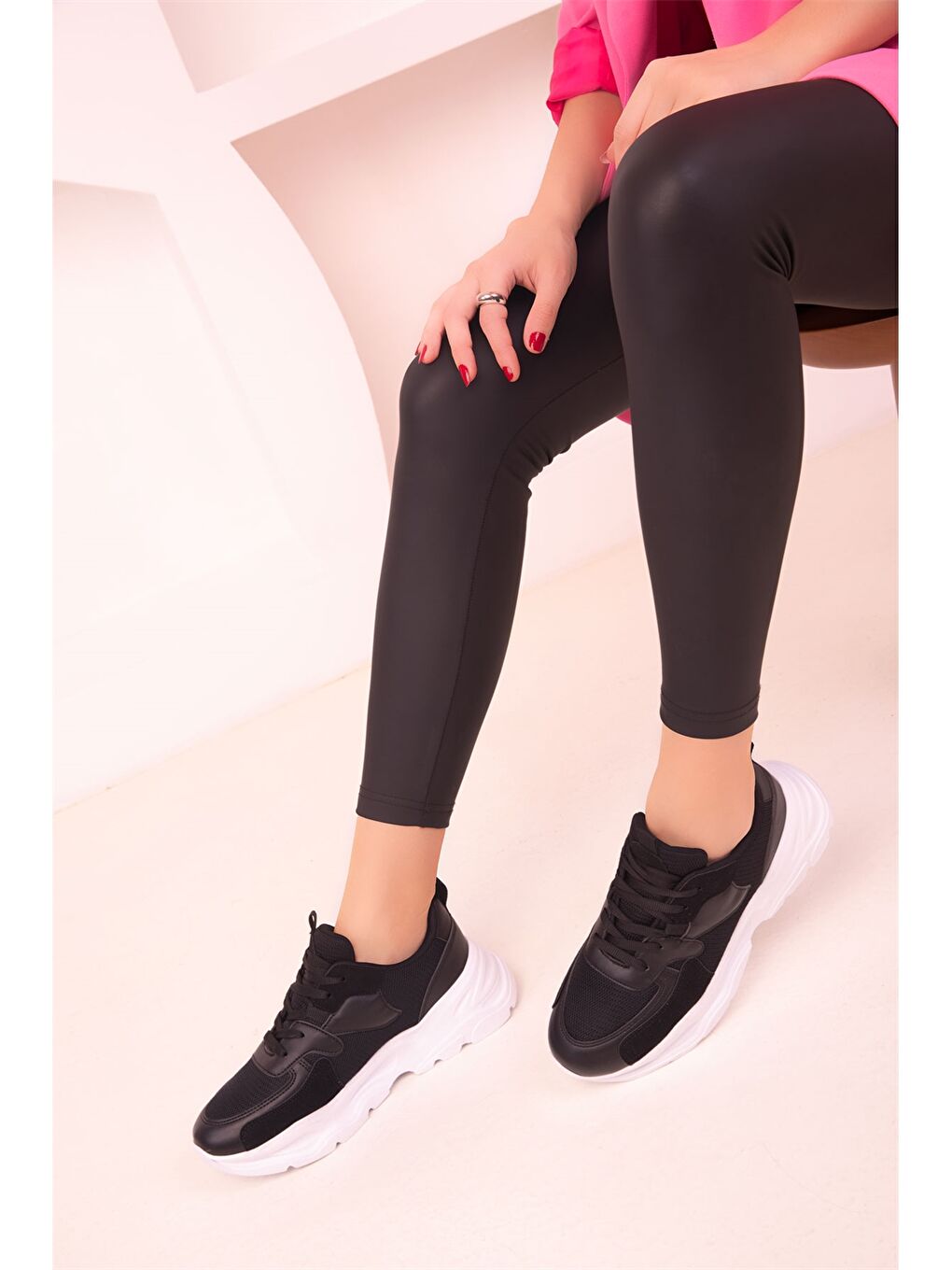 Siyah Bağcıklı Kadın Aktif Spor Ayakkabı-1