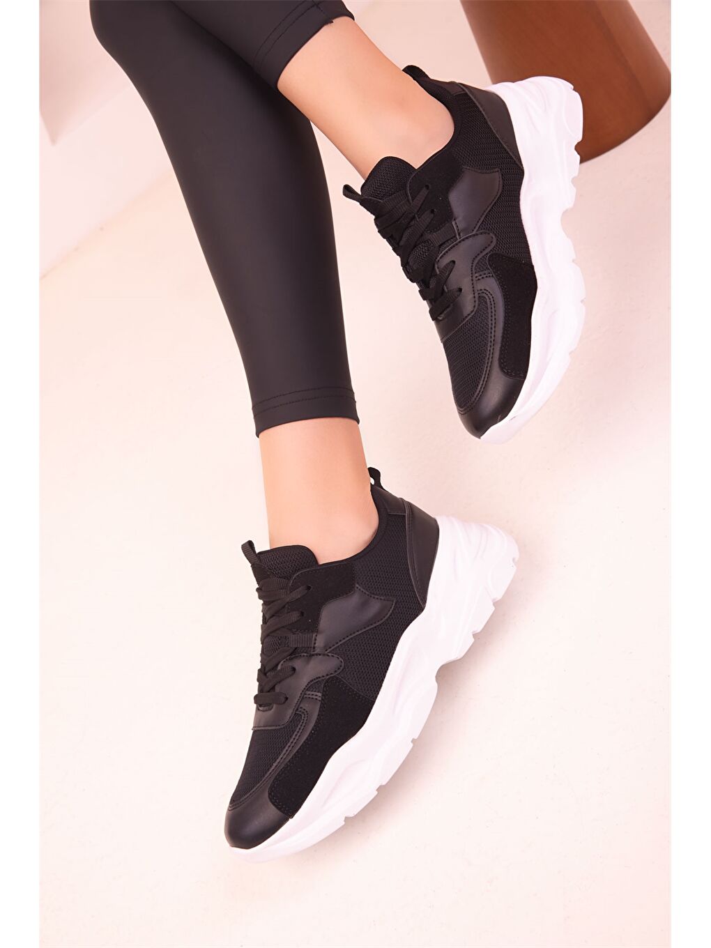 Siyah Bağcıklı Kadın Aktif Spor Ayakkabı-2