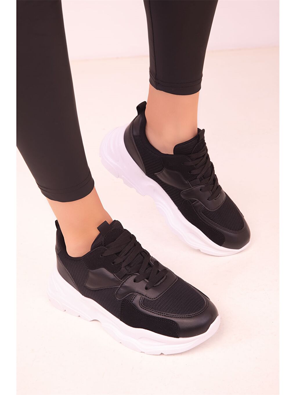 Siyah Bağcıklı Kadın Aktif Spor Ayakkabı-3