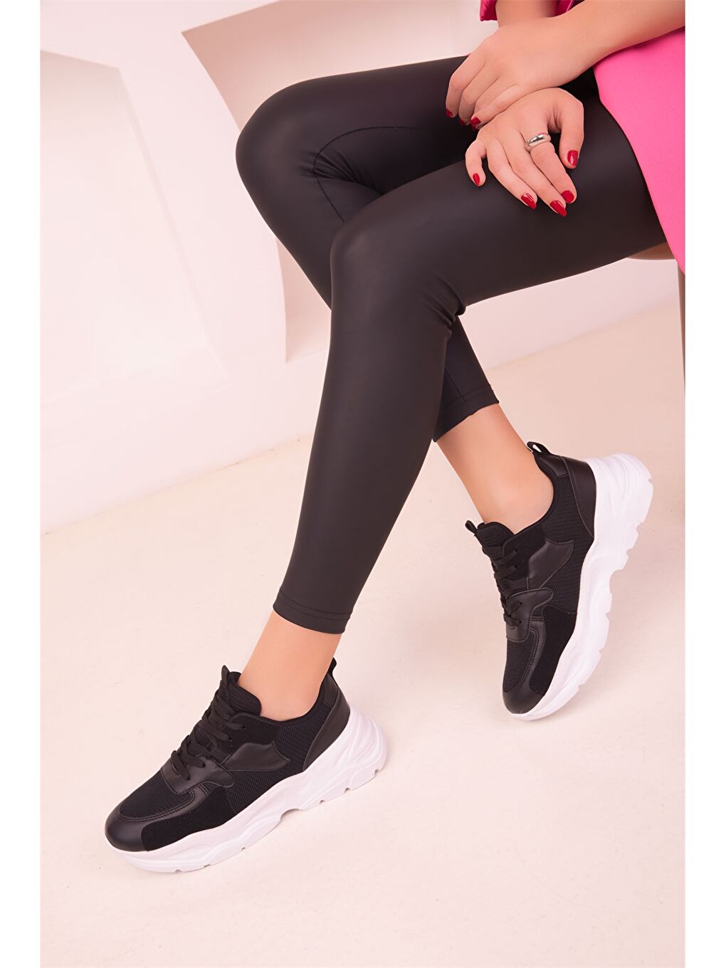 Siyah Bağcıklı Kadın Aktif Spor Ayakkabı