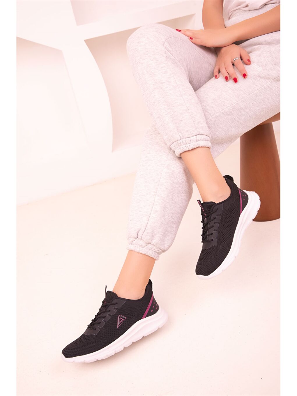 Siyah Bağcıklı Kadın Aktif Spor Ayakkabı-1