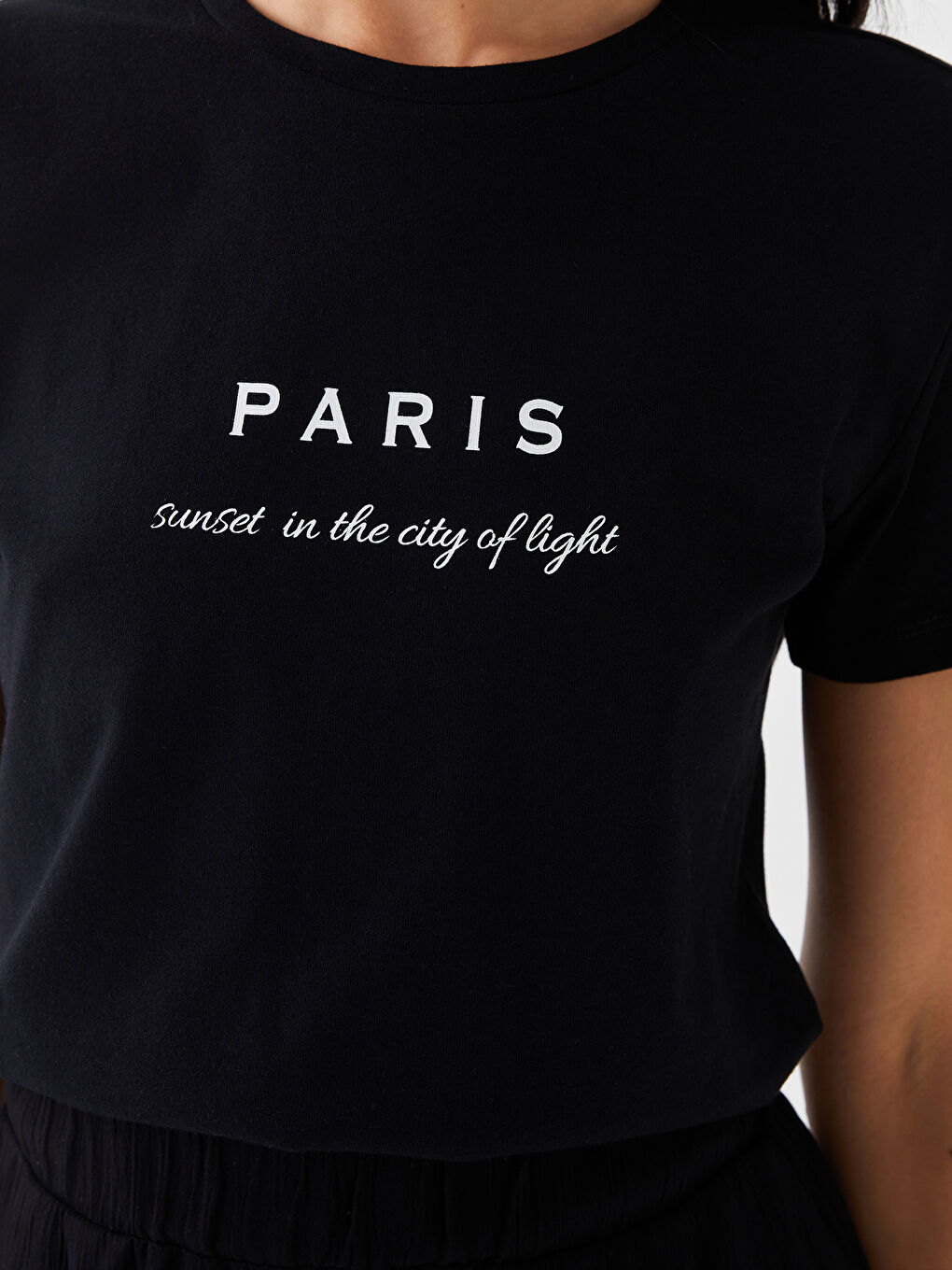 تيشيرت نسائي بأكمام قصيرة وياقة دائرية مطبوع-3