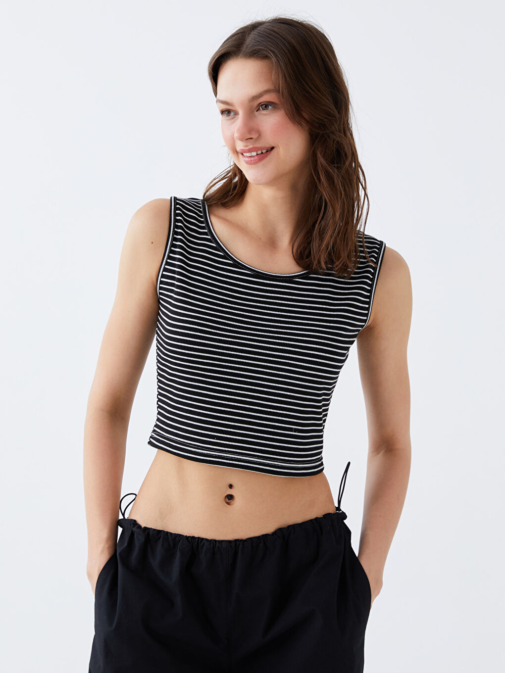 Siyah Bisiklet Yaka Askılı Kadın Crop Atlet