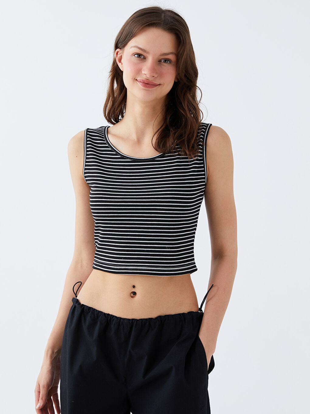 Siyah Bisiklet Yaka Askılı Kadın Crop Atlet-1