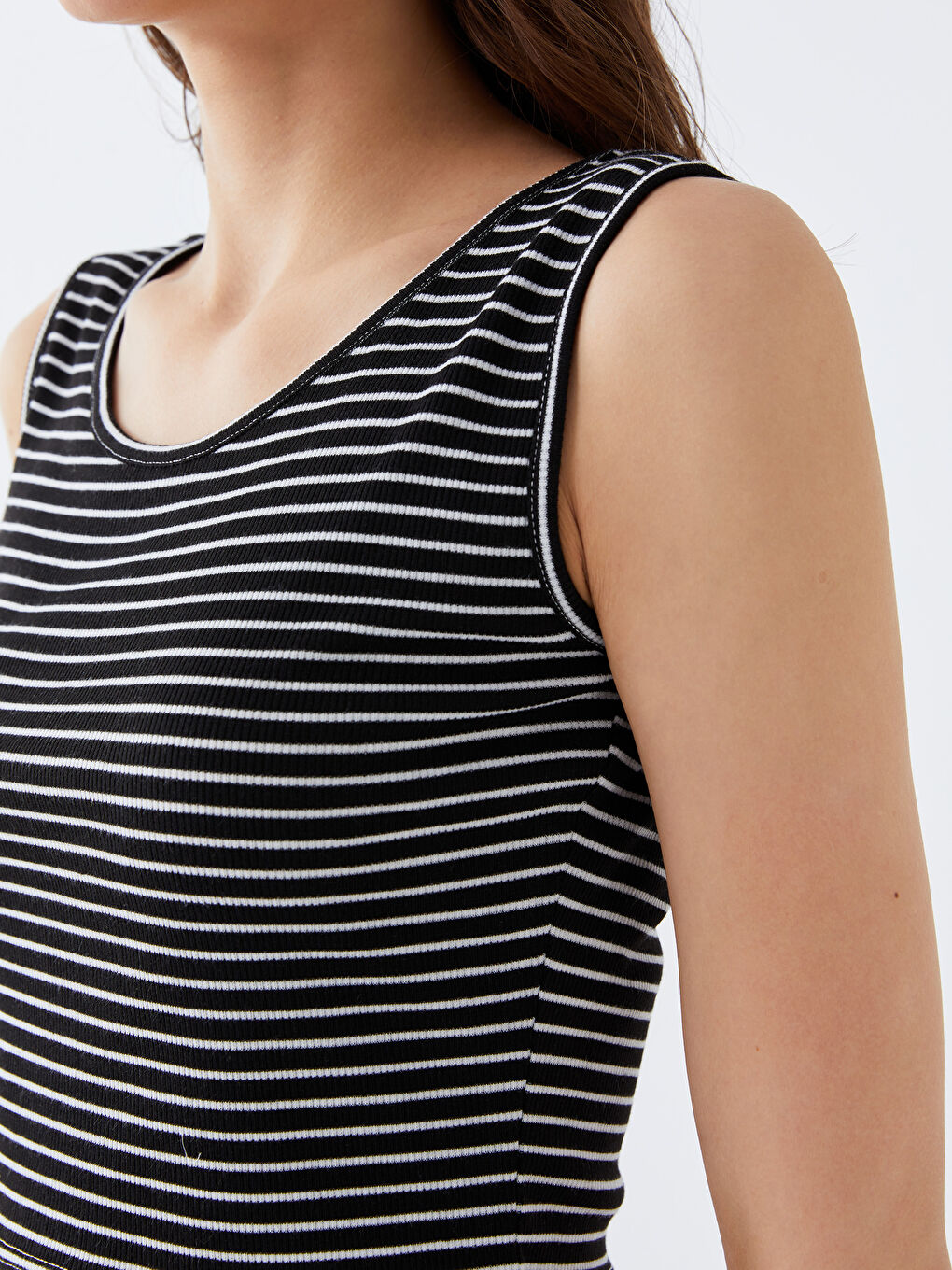 Siyah Bisiklet Yaka Askılı Kadın Crop Atlet-3