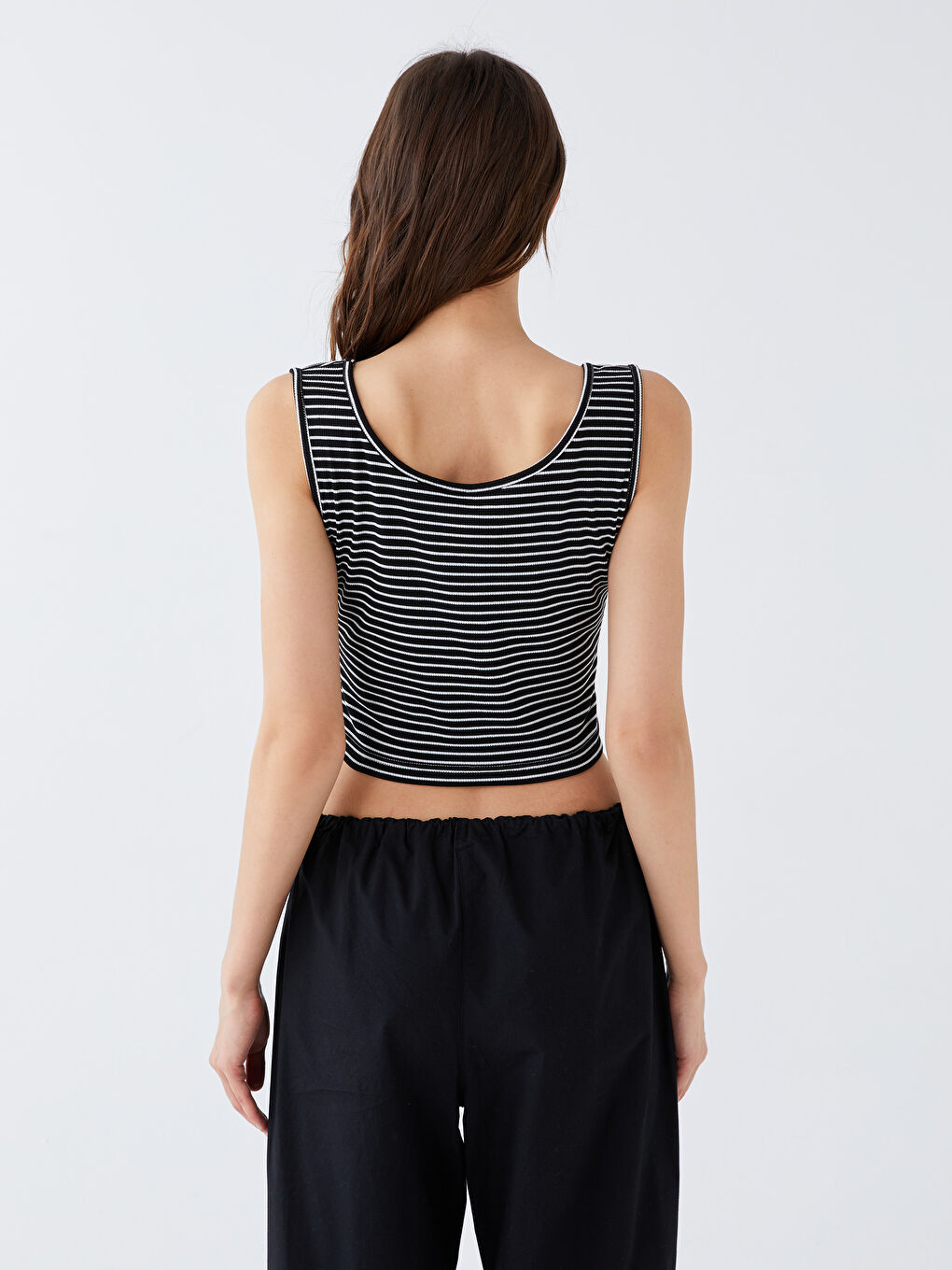 Siyah Bisiklet Yaka Askılı Kadın Crop Atlet-4