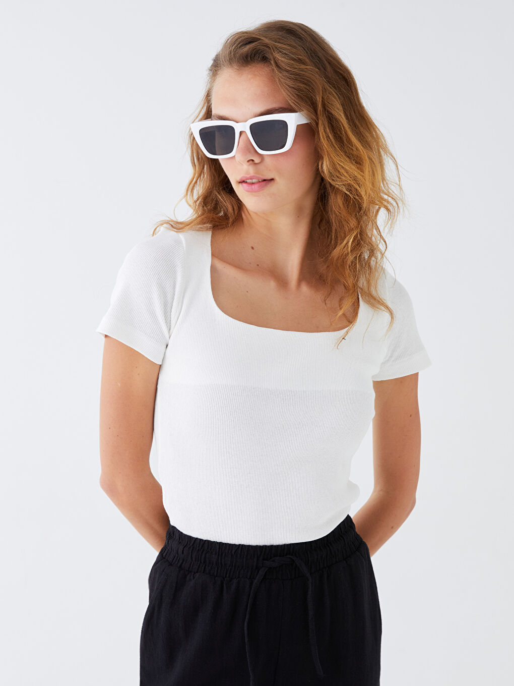 Ekru U Yaka Kadın Tişört-1