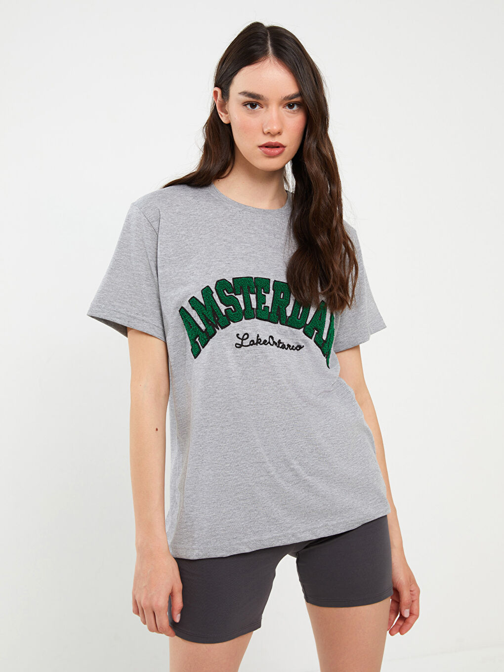 Gri Bisiklet Yaka Baskılı Kısa Kollu Kadın Tişört