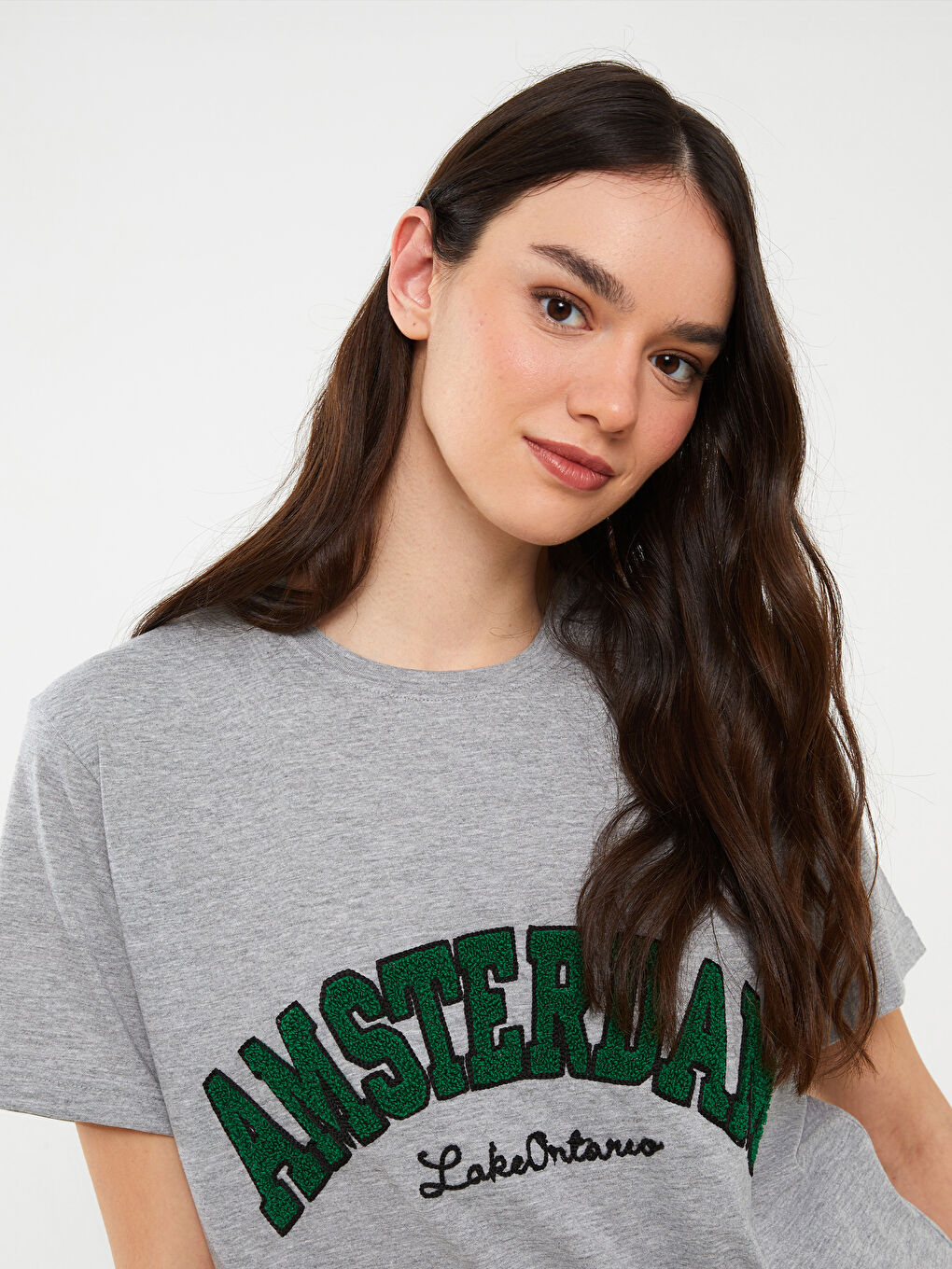 Gri Bisiklet Yaka Baskılı Kısa Kollu Kadın Tişört-1