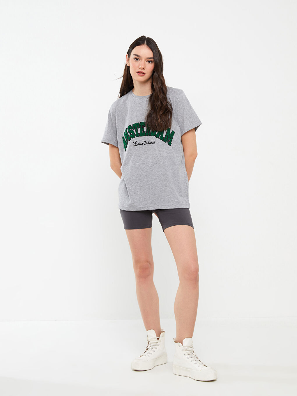 Gri Bisiklet Yaka Baskılı Kısa Kollu Kadın Tişört-2