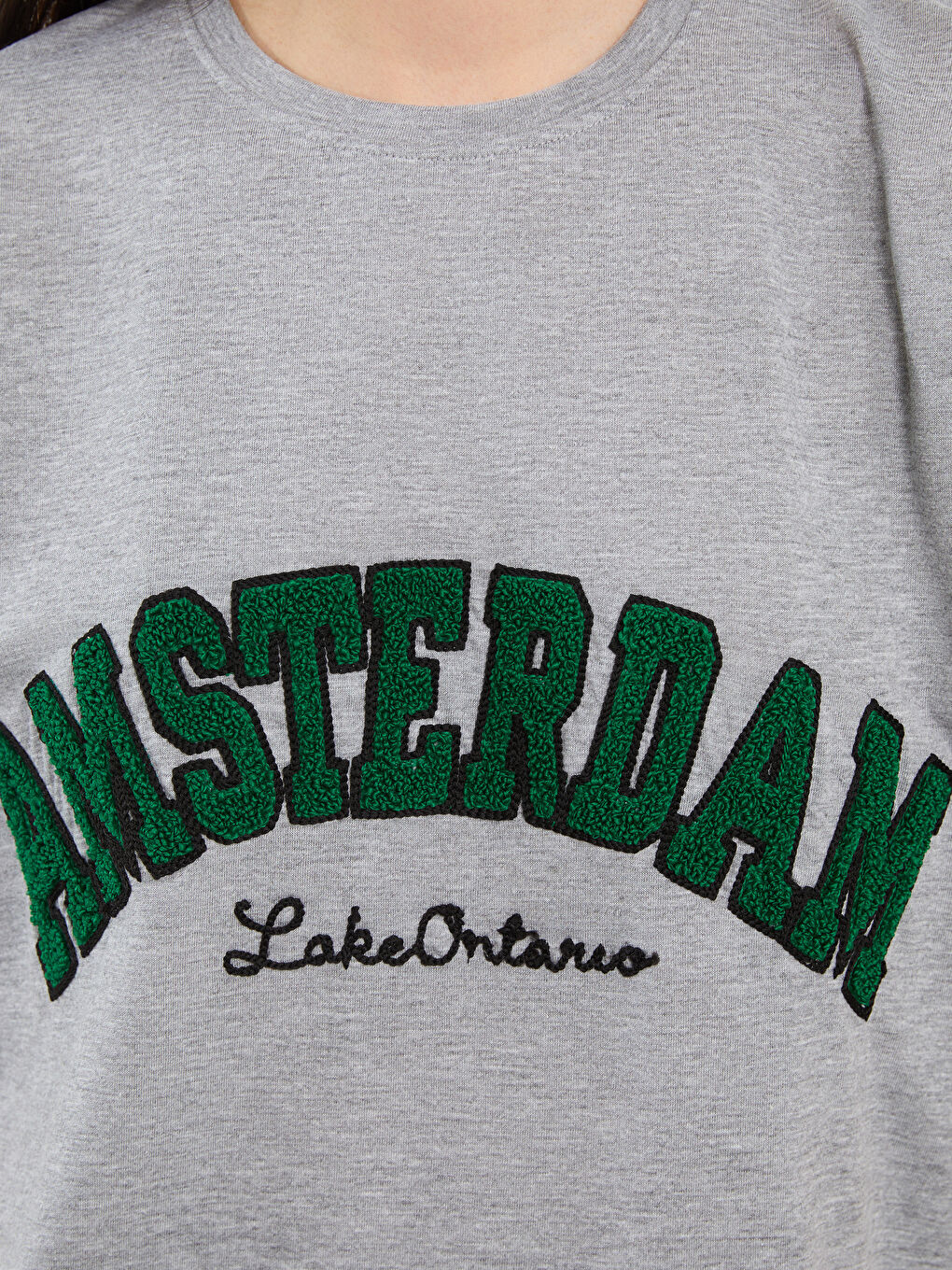 Gri Bisiklet Yaka Baskılı Kısa Kollu Kadın Tişört-3