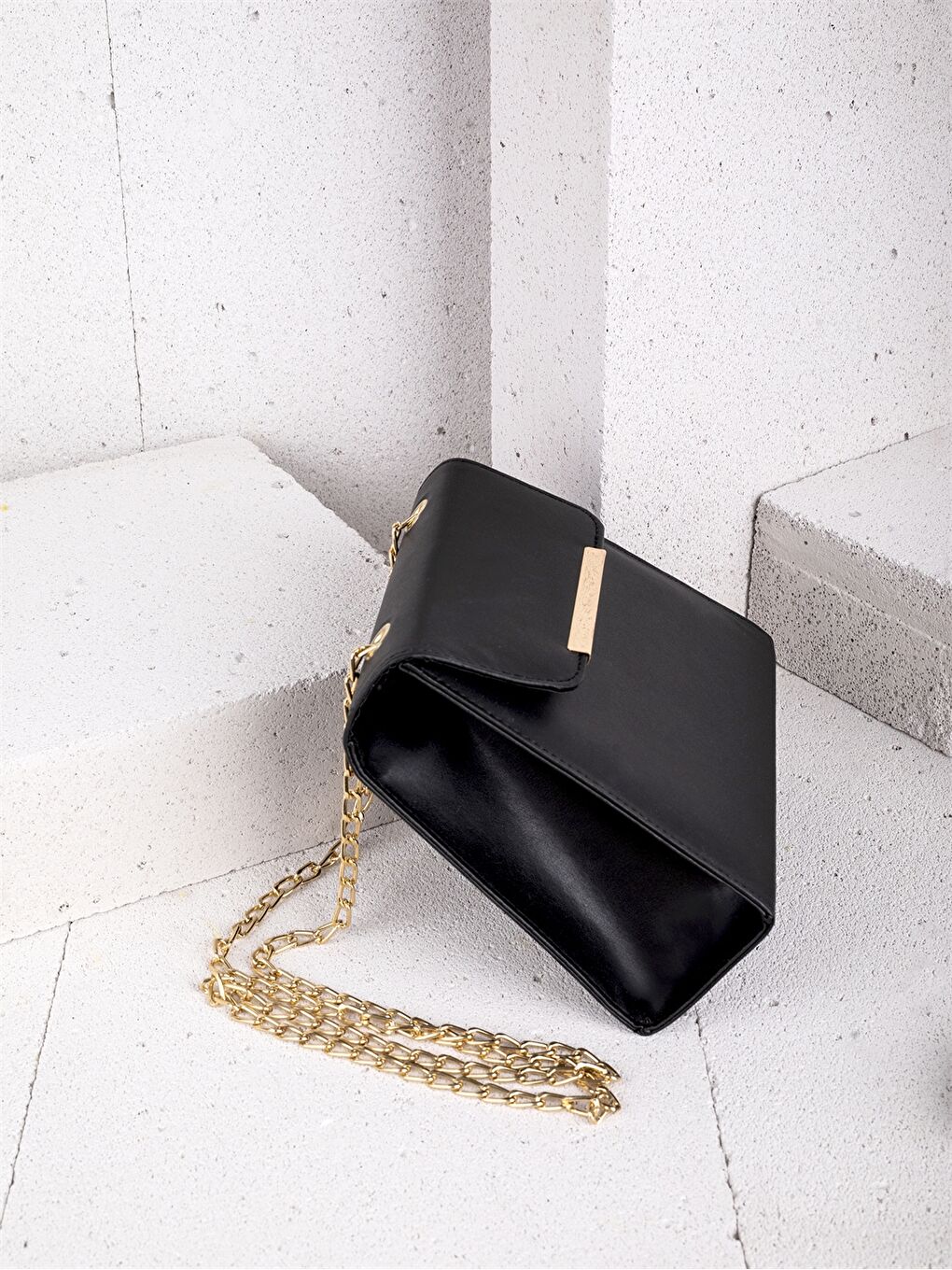 Siyah Deri Görünümlü Kadın Omuz Çantası-1