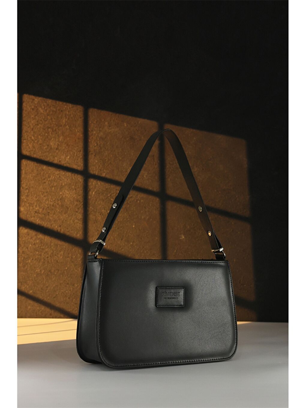 Siyah Deri Görünümlü Kadın Çanta