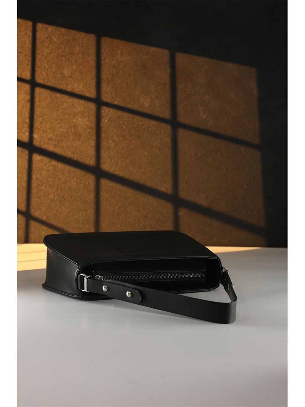 Siyah Deri Görünümlü Kadın Çanta-2