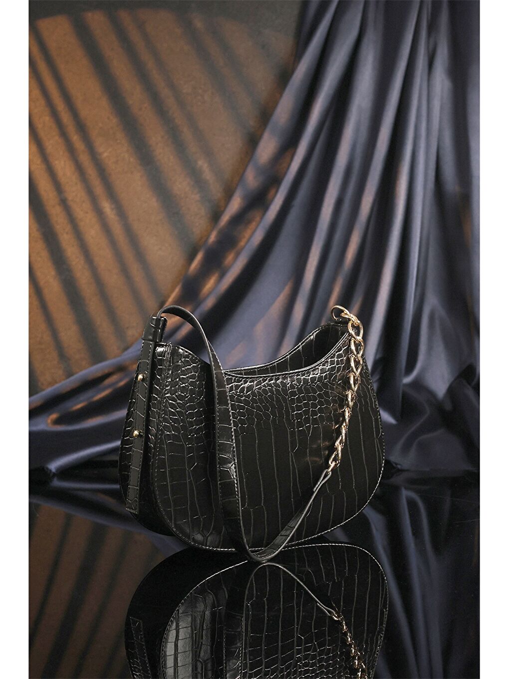 Siyah Deri Görünümlü Kadın Çanta