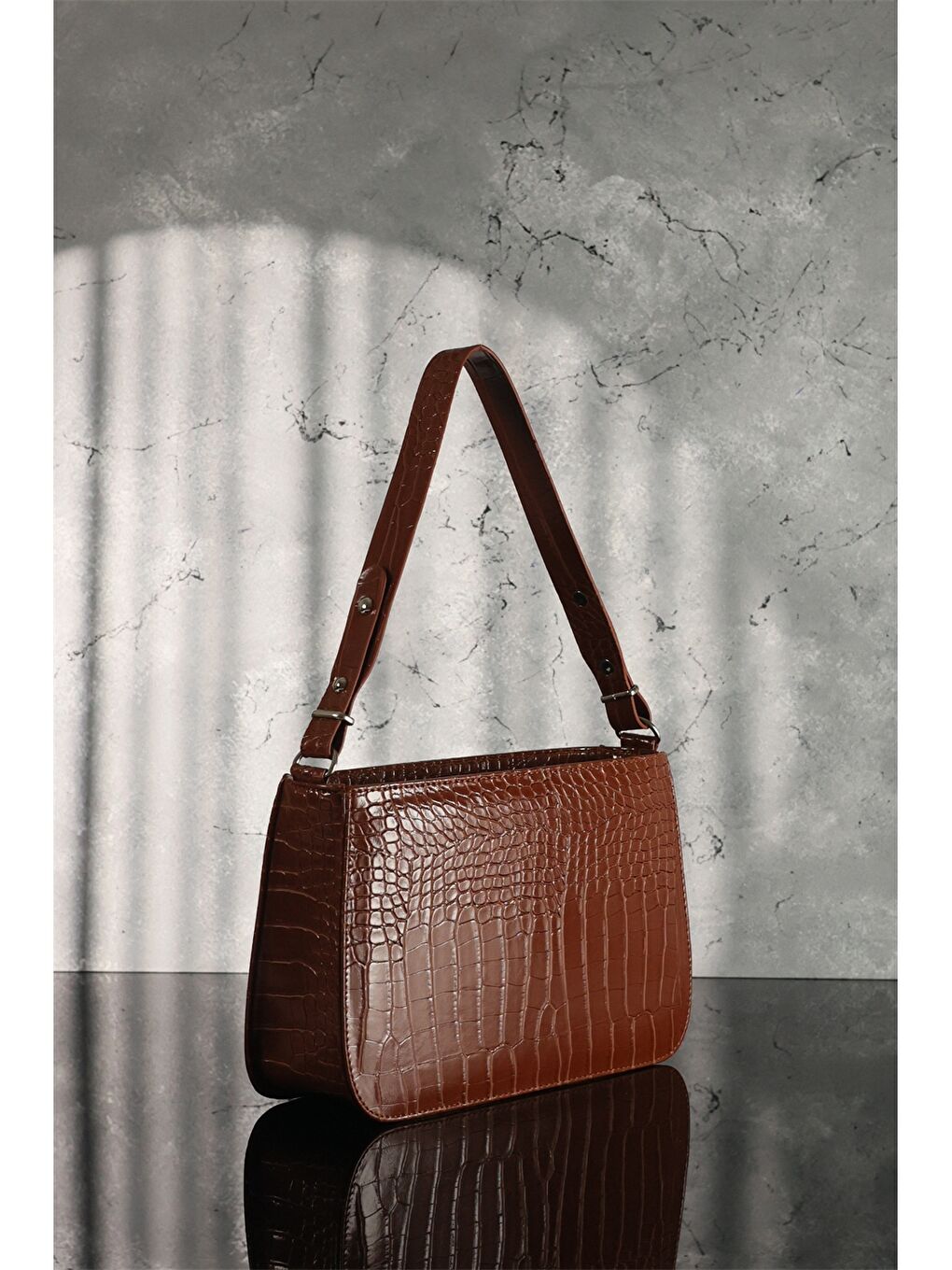 Kahverengi Deri Görünümlü Kadın Çanta