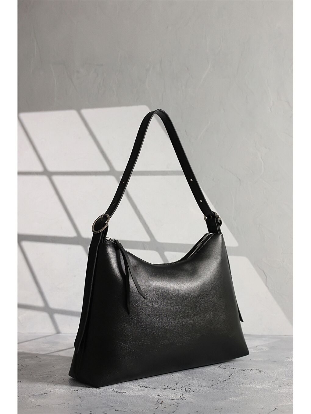 Siyah Deri Görünümlü Kadın Çanta