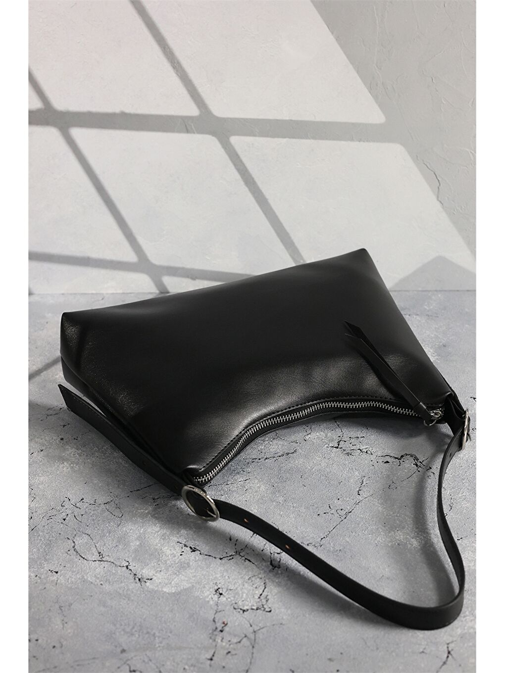 Siyah Deri Görünümlü Kadın Çanta-2