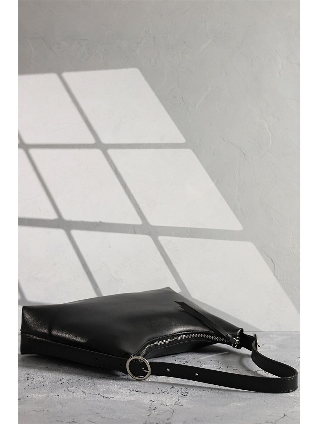 Siyah Deri Görünümlü Kadın Çanta-3