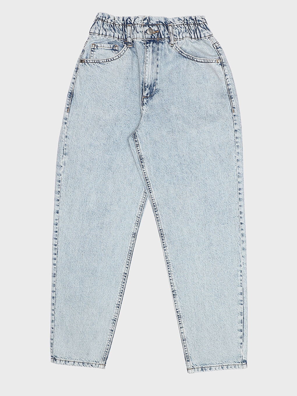 جينز بخصر مرن وقصّة مريحة للسيدات