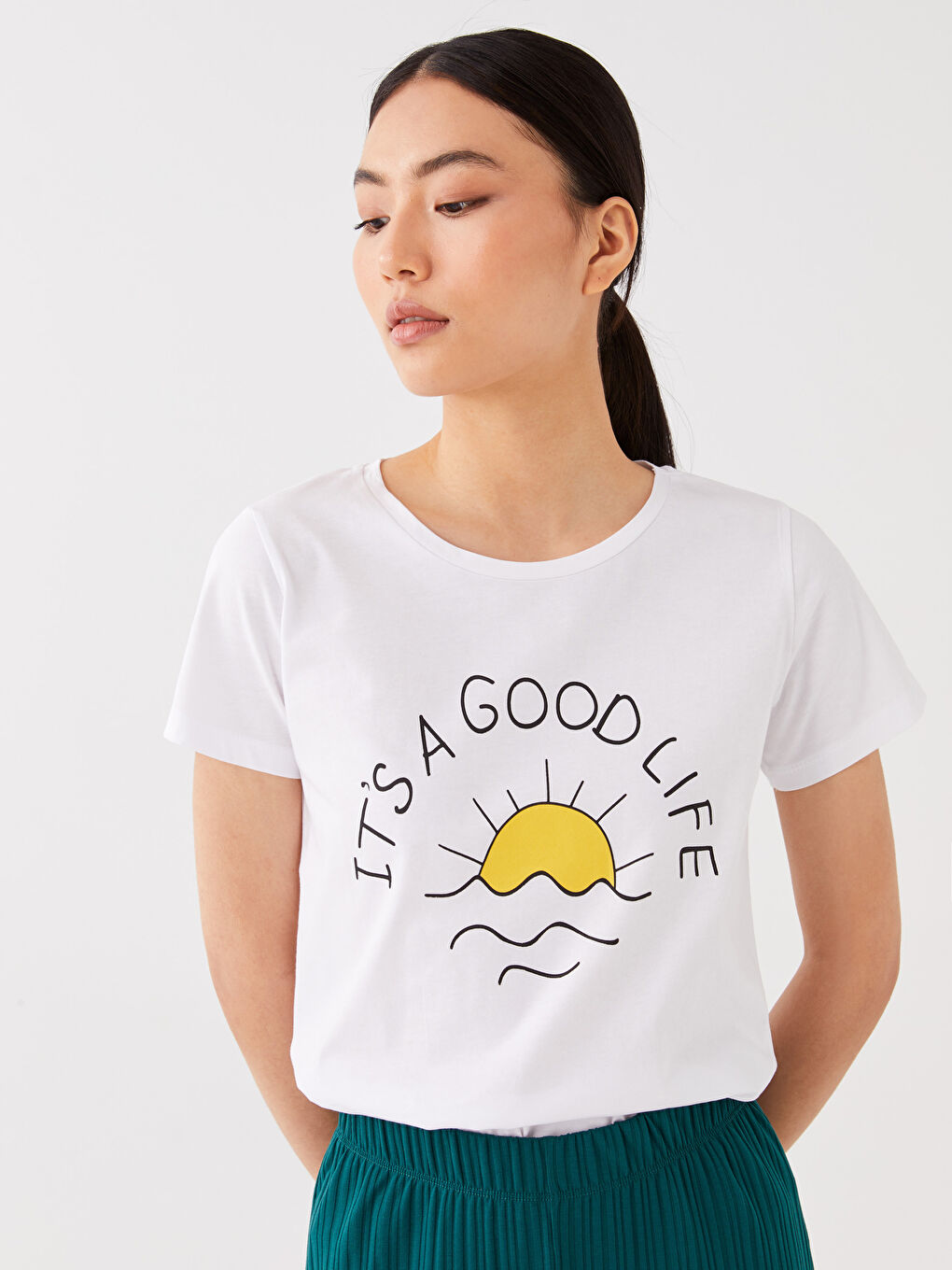 Beyaz Bisiklet Yaka Baskılı Kısa Kollu Kadın Tişört